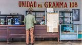 Inflation in Kuba: Ein Mann in einem kleinen Laden