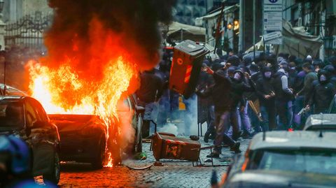 Vermummte Hooligans randalieren vor dem Spiel in Neapel