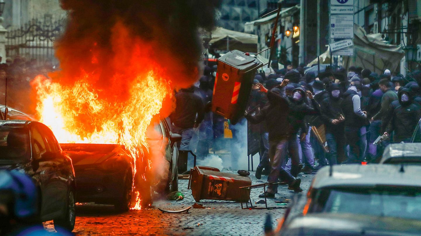 Frankfurt supporters involved: hooligans turn Naples into a battlefield