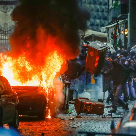 Vermummte Hooligans randalieren vor dem Spiel in Neapel