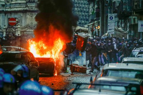 Vermummte Hooligans randalieren vor dem Spiel in Neapel