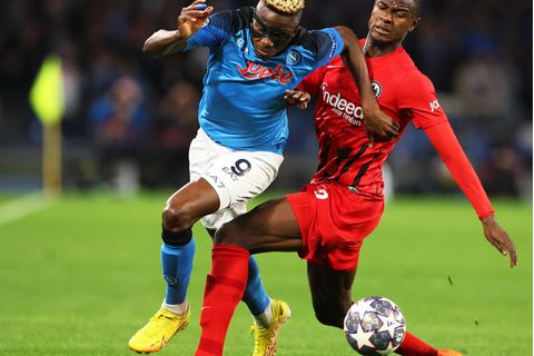 Victor Osimhen (l.), der die ersten beiden Tore der Neapolitaner erzielte, lässt Frankfurts Evan Ndicka stehen