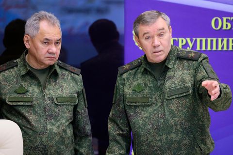 Russlands Verteidigungsminister Sergej Schoigu (.) und sein oberster Soldat, Generalstabschef Waleri Gerassimow