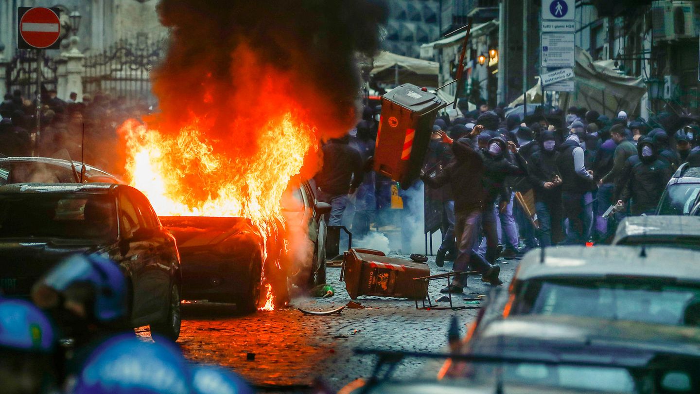 Eintracht Frankfurt: fans riot in Naples