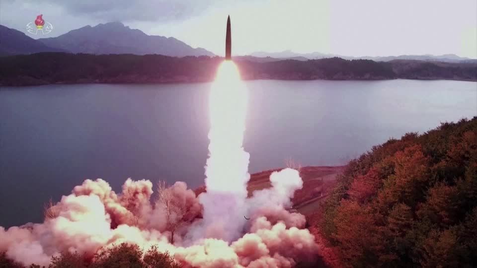 Video: Nordkorea feuert vor Südkorea-Japan-Gipfel erneut Rakete ab Video: Nordkorea feuert vor Südkorea-Japan-Gipfel erneut Rakete ab