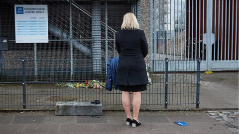 Waffenrecht: Nancy Faeser steht vor dem Tatort in Hamburg