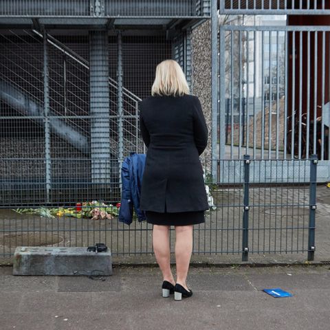Waffenrecht: Nancy Faeser steht vor dem Tatort in Hamburg