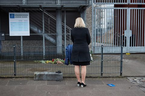 Waffenrecht: Nancy Faeser steht vor dem Tatort in Hamburg