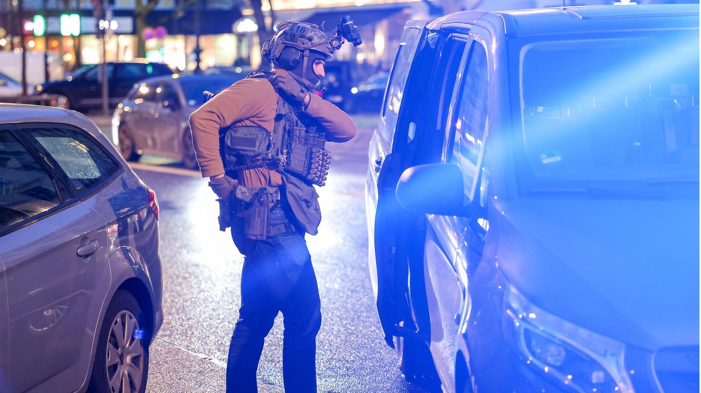 Ein Polizei ist in Berlin-Charlottenburg im Einsatz