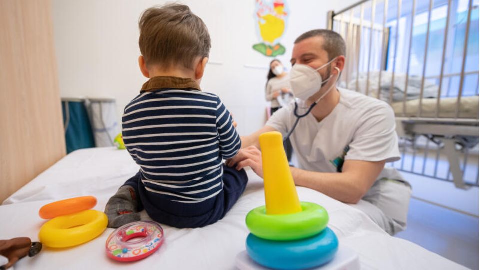 Kinderkrankheiten: Ein Kind bei einem Arzt