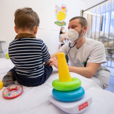 Kinderkrankheiten: Ein Kind bei einem Arzt