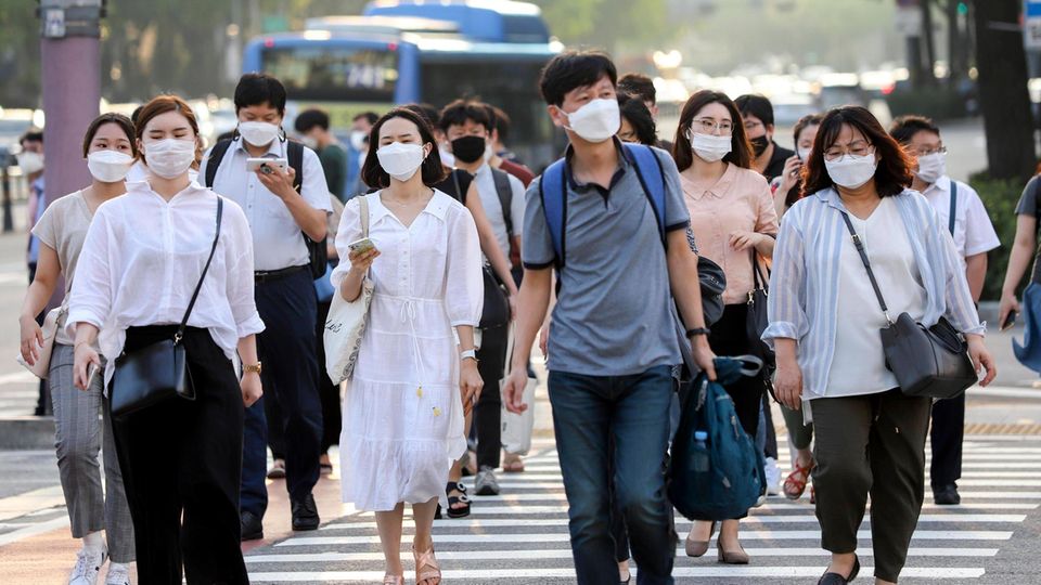 Angestellte sind in Südkoreas Hauptstadt Seoul auf dem Weg zur Arbeit