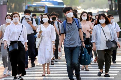 Angestellte sind in Südkoreas Hauptstadt Seoul auf dem Weg zur Arbeit