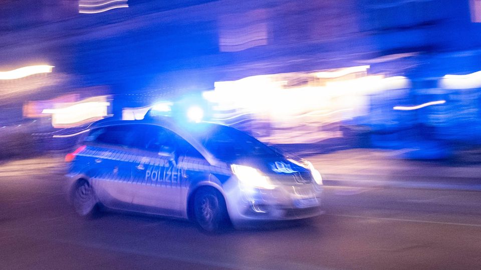 Ein Polizeiauto bei voller Fahrt. In Sachsen schnappte sich eine Frau ein offenstehendes Fahrzeug.