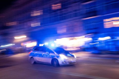 Ein Polizeiauto bei voller Fahrt. In Sachsen schnappte sich eine Frau ein offenstehendes Fahrzeug.