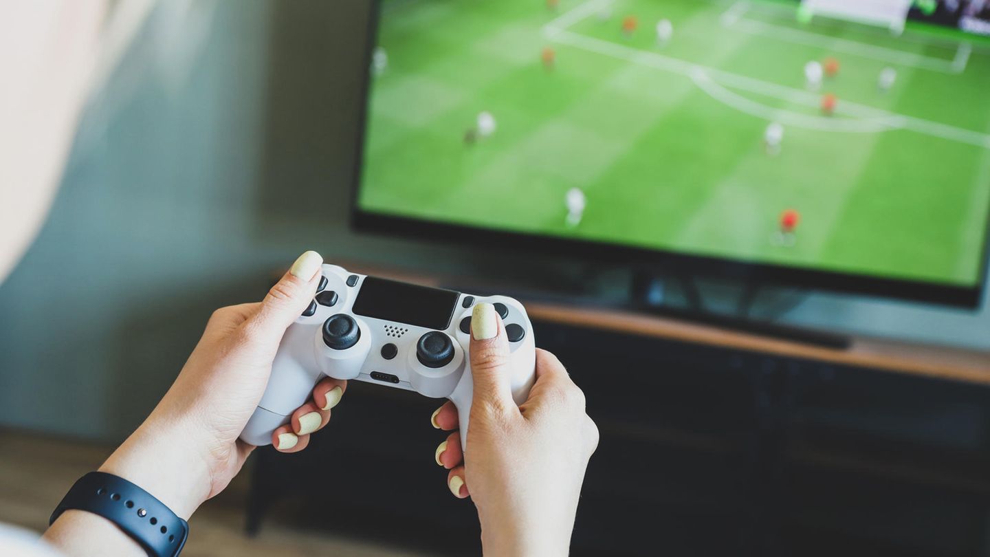 Ein Gamer spielt an der PlayStation 5