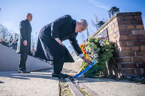 Benjamin Netanjahu in Berlin, im Hintergrund Olaf Scholz