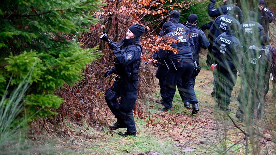 Polizisten suchen am Fundort des getöteten Mädchens Luise nach weiteren Hinweisen