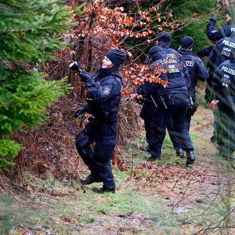Polizisten suchen am Fundort des getöteten Mädchens Luise nach weiteren Hinweisen