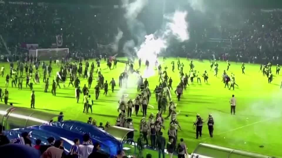 Video: Indonesien: Urteile nach Stadion-Katastrophe