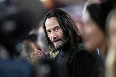 Der Schauspieler Keanu Reeves blickt zur Seite.