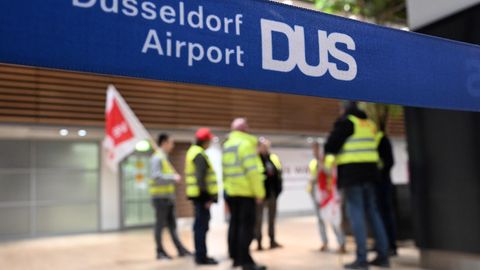 Streikende Flughafenmitarbeiter am Airport Düsseldorf