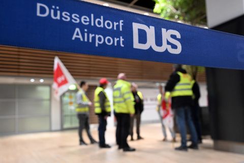 Streikende Flughafenmitarbeiter am Airport Düsseldorf