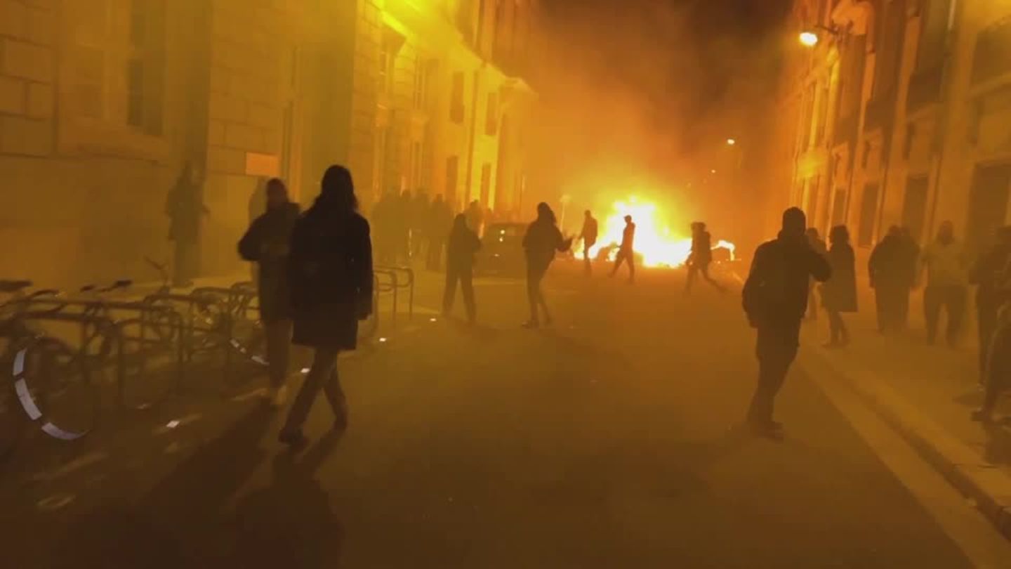 Paris: Violent protest against pension reform in France (video)