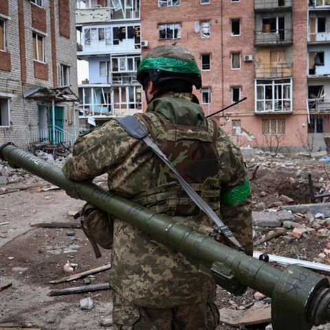 Ein ukrainischer Soldat in Bachmut