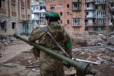 Ein ukrainischer Soldat in Bachmut