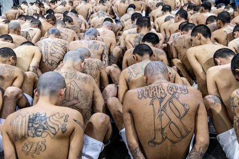 Eine zweite Gruppe von 2000 Gang-Mitgliedern wird in das Mega-Gefängnis in Tecoluca verlegt.