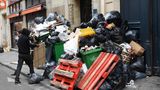 Müll auf einer Straße in Paris