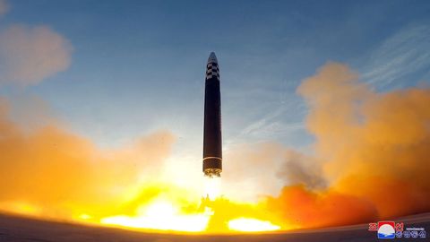 Der Test einer Interkontinentalrakete vom Typ "Hwasong-17" in Nordkorea