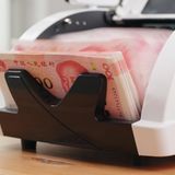 Eine Geldzählmaschine. Symbolbild für Inflation in China