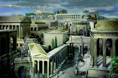 Die Ostseite des Forums mit Blick auf das Kapitol im Westen. Im Vordergrund ist der Bogen des Fabius, die Regia, der Bogen für Gaius und Lucius Caesar und der Tempel des Antonius Pius und der Faustina zu sehen (von links nach rechts). 