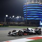 Ein Formel-Eins-Wagen in Bahrain