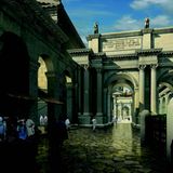Blick nach Westen auf den Bogen für Gaius und Lucius Caesar. Der Bogen verband einst zwei Tempel miteinander: die Basilica Aemelia und den Tempel des Divus Iulius, des göttlichen Caesar. Bei zwei verschiedenen Ausgrabungen sind die Reste des Bogens ans Tageslicht gekommen, der den beiden Enkeln des Kaisers Augustus geweiht war. Eine Widmungsinschrift weist auf ein Baudatum Ende des 1. Jahrhunderts v. Chr. hin. 
