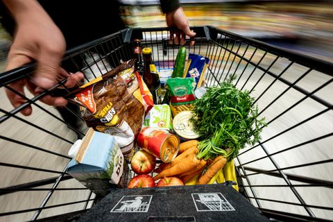 Inflation: Ein Warenkorb voller Eigenmarken-Artikel