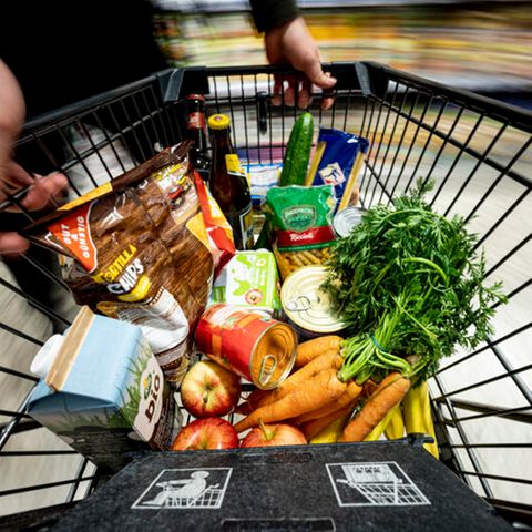 Inflation: Ein Warenkorb voller Eigenmarken-Artikel