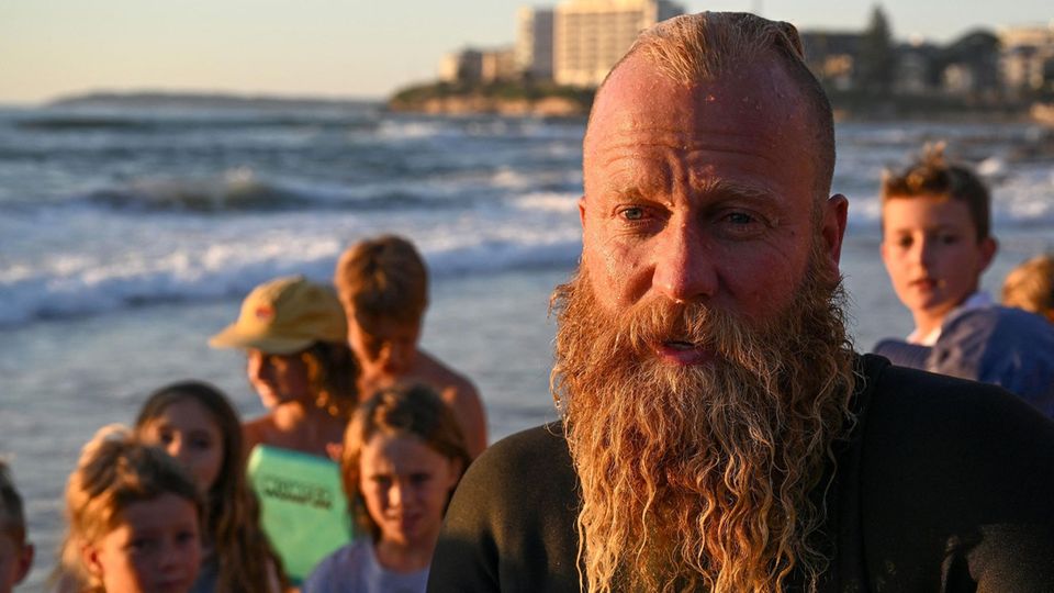 Blake Johnston, ein weißer Mann mit rotem Vollbart, hat einen Weltrekord im Surfen aufgestellt