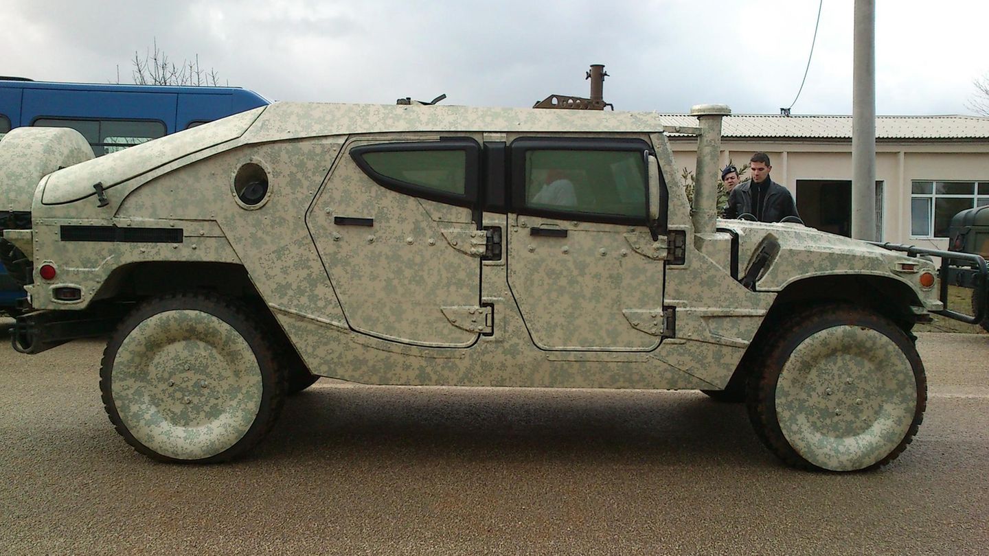 Ein Militärfahrzeug ist für den Einsatz im Krieg vorbereitet