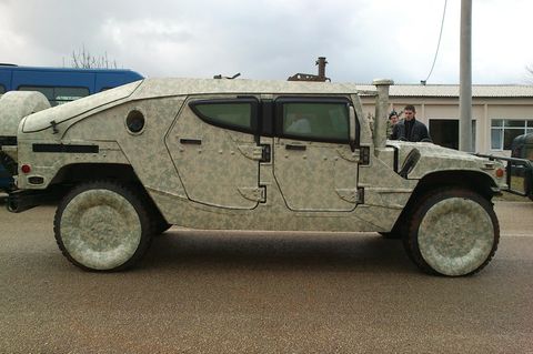 Ein Militärfahrzeug ist für den Einsatz im Krieg vorbereitet