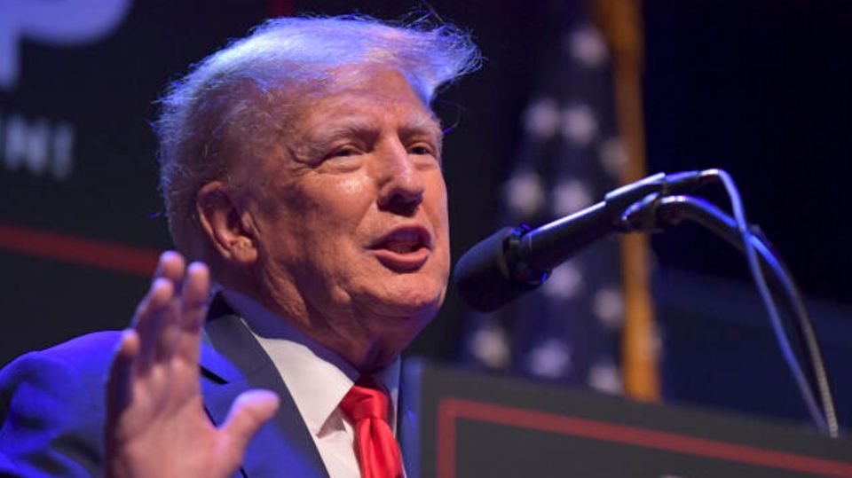 Donald Trump, ehemaliger Präsident der USA, spricht bei einer Wahlkampfveranstaltung in Davenport, Iowa