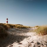 Die Nordseeinsel Sylt ist weitaus mehr, als nur ein beliebtes Reiseziel für Deutschlands Prominenz. Dem "Time Magazine" haben es vor allem die Dünen, das aufbrausende Meer und die weitläufigen Strände der Insel angetan. Aber auch die Tatsache, dass die gesamte Insel mit dem Rad zu entdecken ist, und der moderne Vibe von Westerland haben Eindruck bei den US-Amerikanern hinterlassen. 