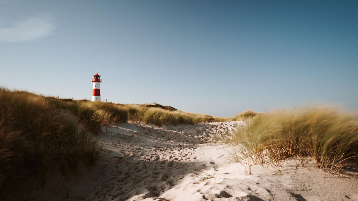 Die Nordseeinsel Sylt ist weitaus mehr, als nur ein beliebtes Reiseziel für Deutschlands Prominenz. Dem "Time Magazine" haben es vor allem die Dünen, das aufbrausende Meer und die weitläufigen Strände der Insel angetan. Aber auch die Tatsache, dass die gesamte Insel mit dem Rad zu entdecken ist, und der moderne Vibe von Westerland haben Eindruck bei den US-Amerikanern hinterlassen. 