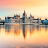 Das ungarische Parlament zählt zu den bekanntesten Gebäuden in Europa – und ist ganz nebenbei das zweitgrößte seiner Art auf dem gesamten Kontinent. Und es ist bei weitem nicht das einzige Kulturhighlight, das Touristen in Budapest erwartet: Wer durch die beiden durch die Donau getrennten Stadtteile Buda und Pest schlendert, der kann zum Beispiel die historische Markthalle oder den Burgpalast erkunden.