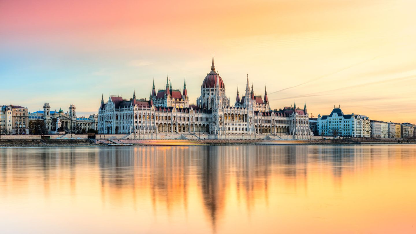 Das ungarische Parlament zählt zu den bekanntesten Gebäuden in Europa – und ist ganz nebenbei das zweitgrößte seiner Art auf dem gesamten Kontinent. Und es ist bei weitem nicht das einzige Kulturhighlight, das Touristen in Budapest erwartet: Wer durch die beiden durch die Donau getrennten Stadtteile Buda und Pest schlendert, der kann zum Beispiel die historische Markthalle oder den Burgpalast erkunden.