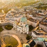 Schon Sissi wusste diese Stadt und ihre Besonderheiten zu schätzen. Nun zählt auch das "Time Magazine" Österreichs Hauptstadt Wien zu den schönsten Orten der Welt. Und das ist kein Wunder. Mit dem Prater hat die Stadt einen eigenen Freizeitpark mitten im Zentrum und setzt mit geschichtsträchtigen Sehenswürdigkeiten und einer gelassenen Kaffeehauskultur einen interessanten Kontrast. 