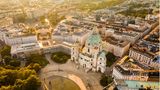 Schon Sissi wusste diese Stadt und ihre Besonderheiten zu schätzen. Nun zählt auch das "Time Magazine" Österreichs Hauptstadt Wien zu den schönsten Orten der Welt. Und das ist kein Wunder. Mit dem Prater hat die Stadt einen eigenen Freizeitpark mitten im Zentrum und setzt mit geschichtsträchtigen Sehenswürdigkeiten und einer gelassenen Kaffeehauskultur einen interessanten Kontrast. 