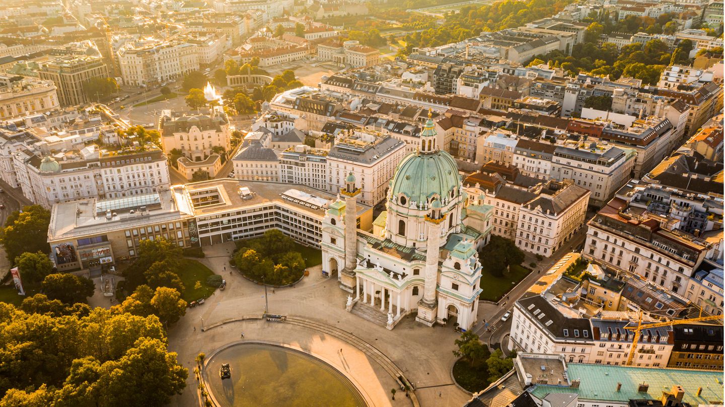 Wien, Österreich Schon Sissi wusste diese Stadt und ihre Besonderheiten zu schätzen. Nun zählt auch das "Time Magazine" Österreichs Hauptstadt Wien zu den schönsten Orten der Welt. Und das ist kein Wunder. Mit dem Prater hat die Stadt einen eigenen Freizeitpark mitten im Zentrum und setzt mit geschichtsträchtigen Sehenswürdigkeiten und einer gelassenen Kaffeehauskultur einen interessanten Kontrast.